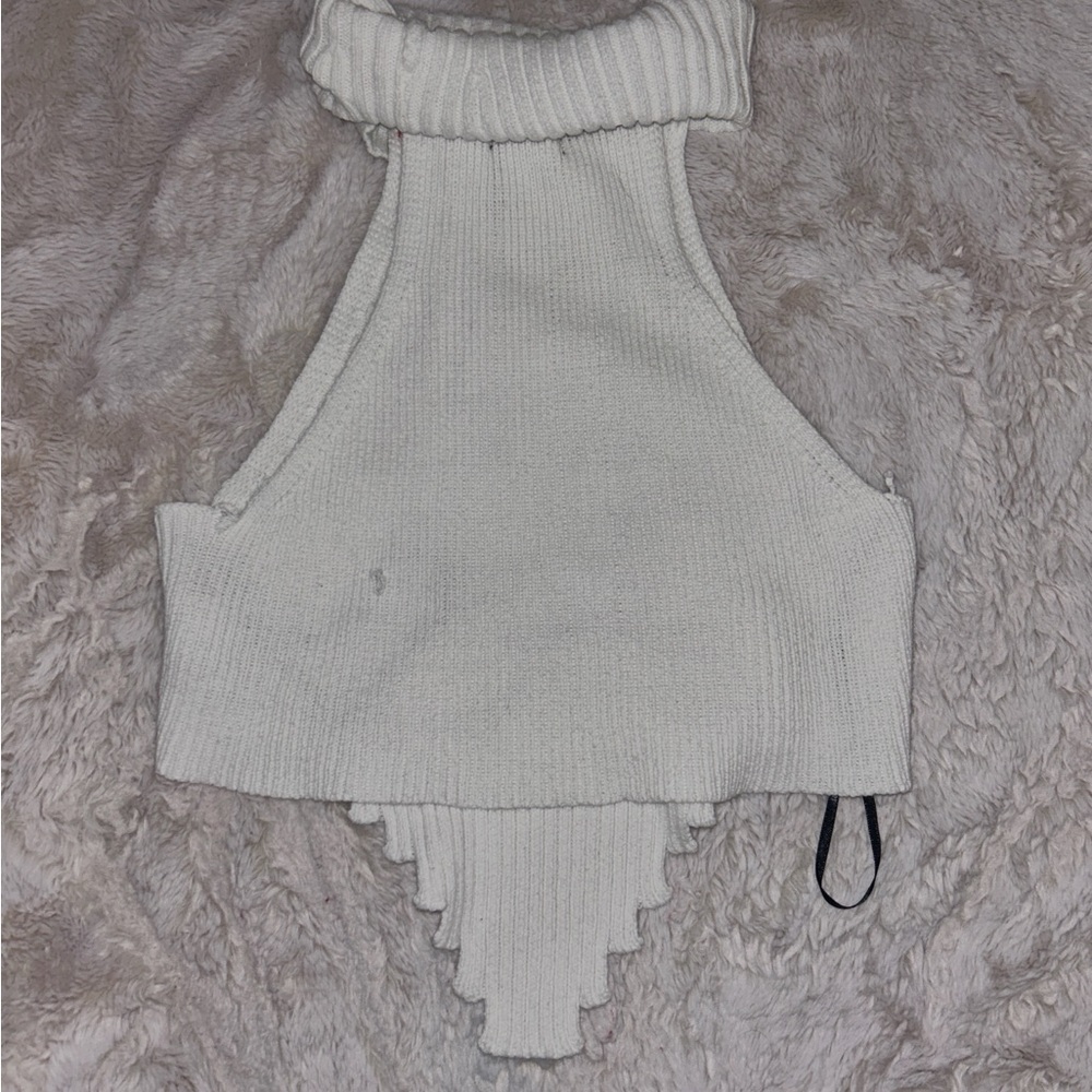 Elegant White Sleeveless Knit Top